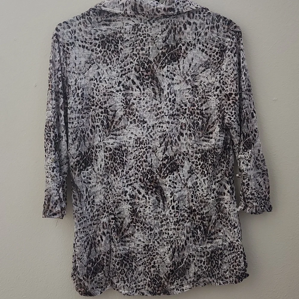 Carine Women's Leopard Print Button Down Top - Picture 6 of 7